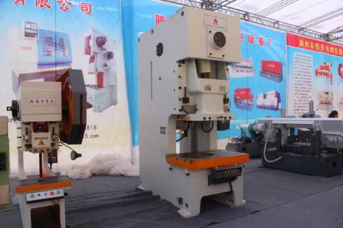 威力重工機(jī)床產(chǎn)品亮相2015上海(虹橋)國(guó)際機(jī)床