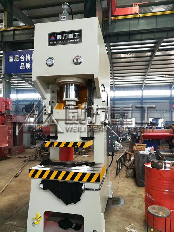 160噸液壓沖床生產(chǎn)現(xiàn)場(chǎng)