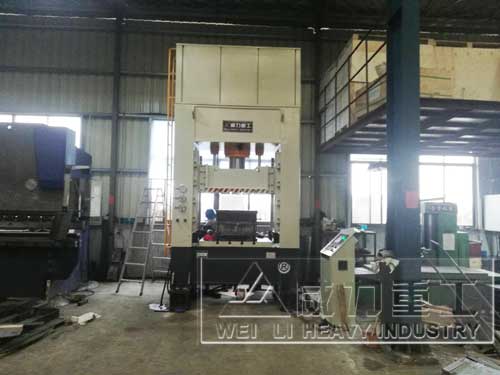 200噸框架式液壓沖床客戶工作現場圖