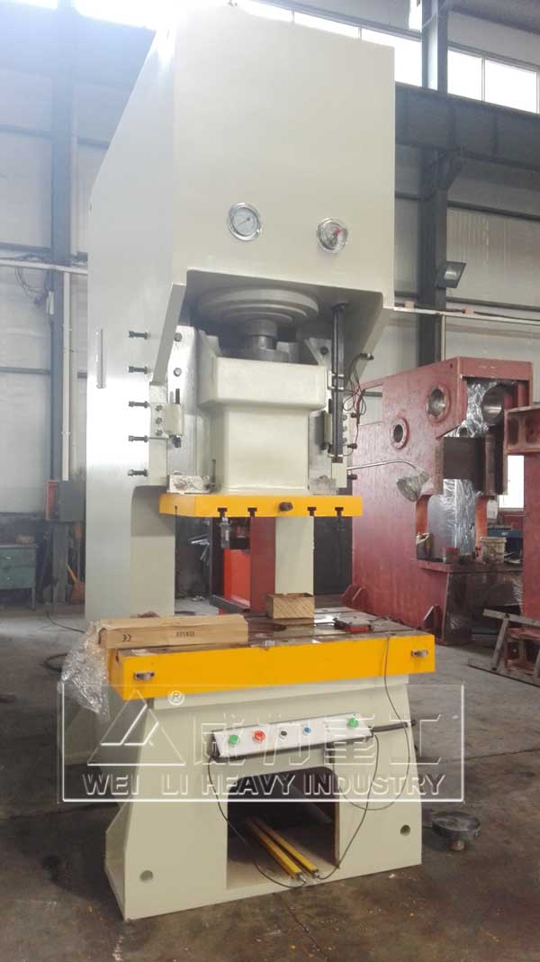 200噸液壓沖床車間實(shí)物圖