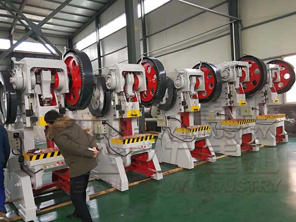 100噸沖床車間實(shí)物圖