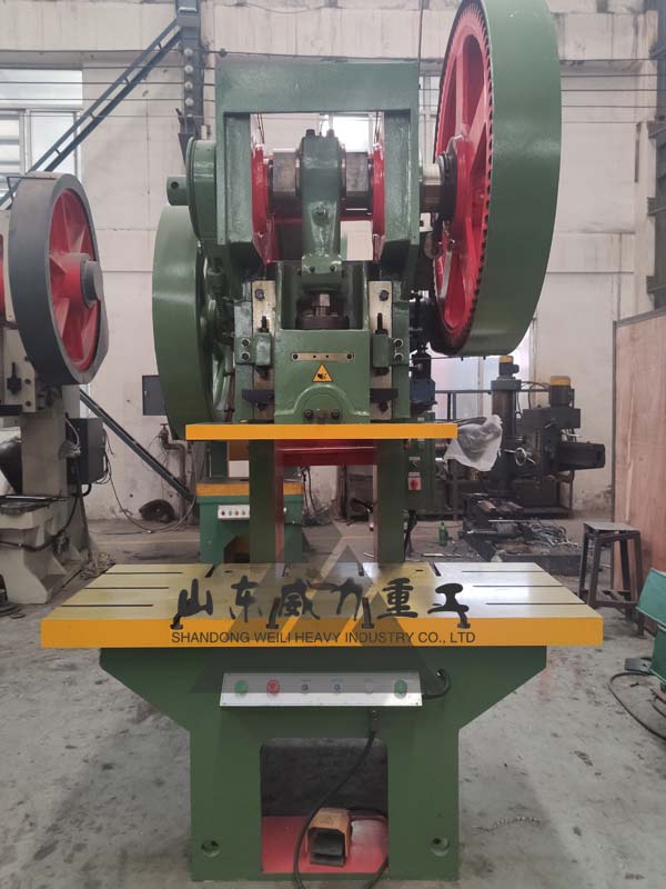 加大工作臺(tái)面的80噸沖床