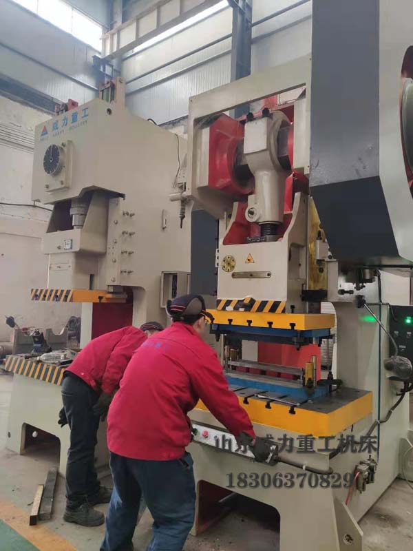 200噸沖床沖壓現(xiàn)場