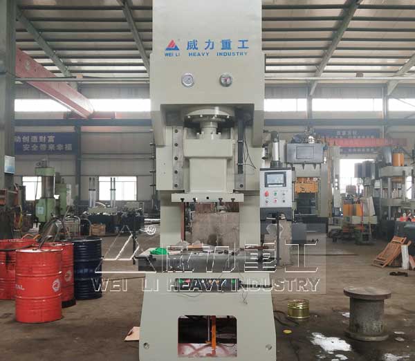 高配置液壓沖床裝配現(xiàn)場(chǎng)圖片