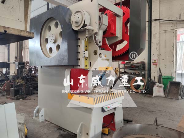 160噸深喉沖床車間實(shí)物圖