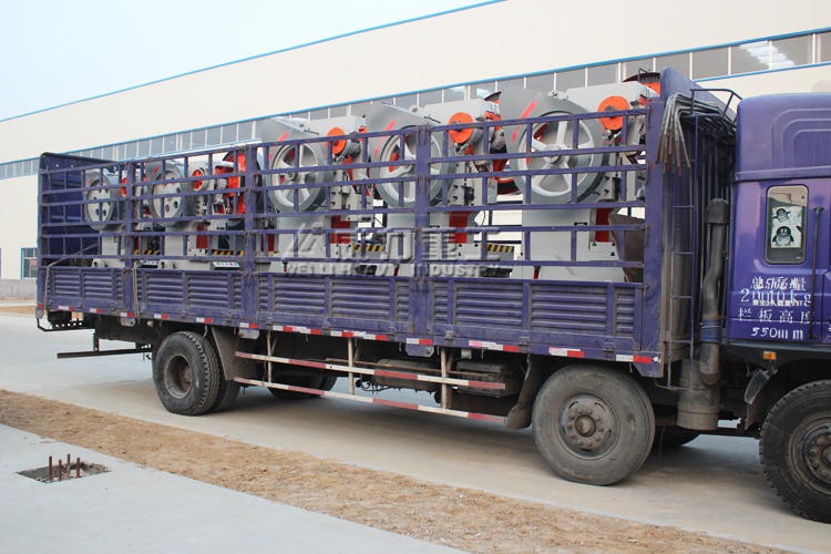     天津麥瑞特門業46臺沖壓機床產品發貨裝車展示圖