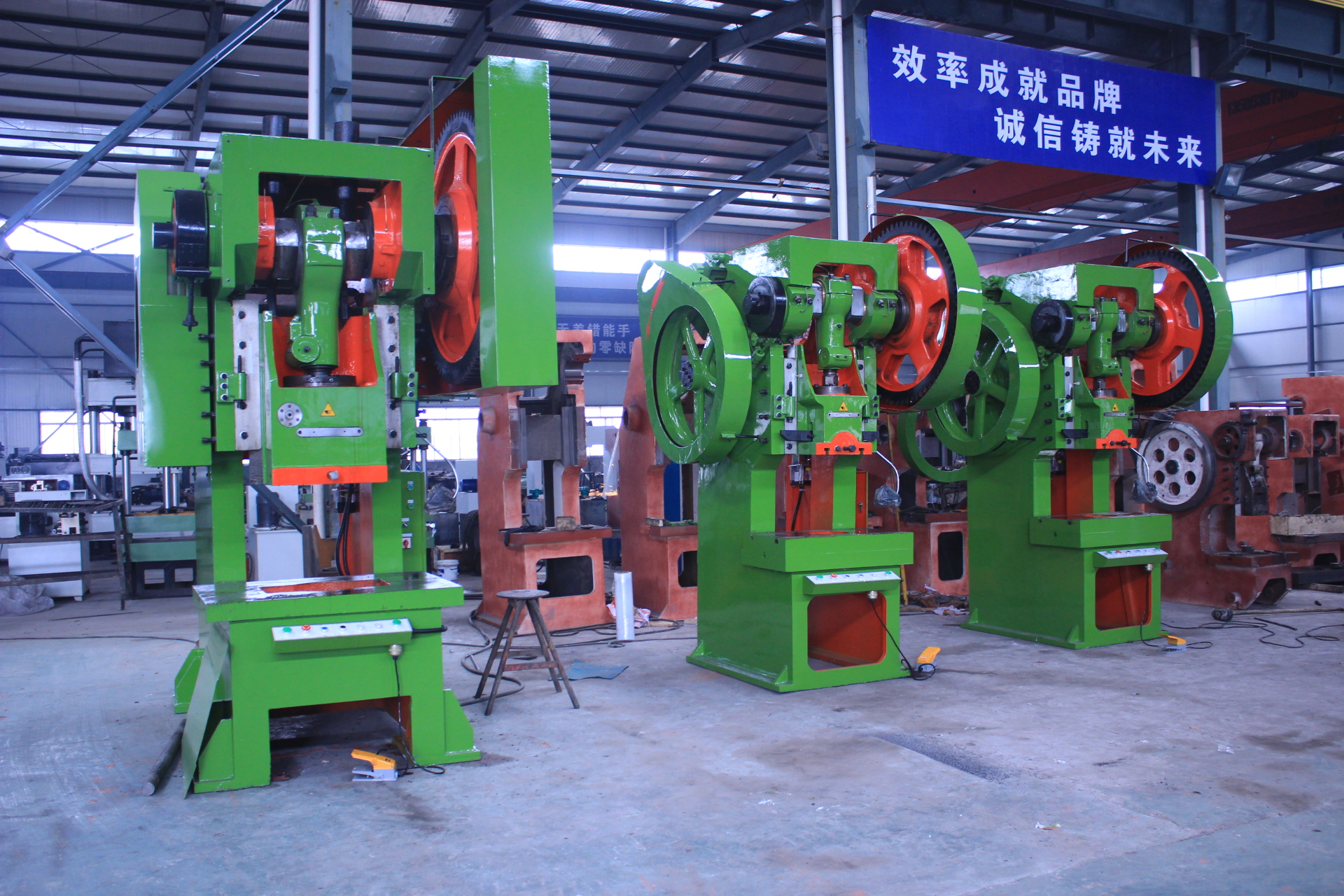 沖壓機(jī)床訂購(gòu)型號(hào)為：J23開(kāi)式可傾沖壓機(jī)床（沖床)：3臺(tái)，J21開(kāi)式固定臺(tái)沖壓機(jī)床（沖床）：4臺(tái)。現(xiàn)在貨已發(fā)至寧夏大武口礦機(jī)公司投產(chǎn)使用中，以下為發(fā)貨時(shí)拍攝實(shí)景圖