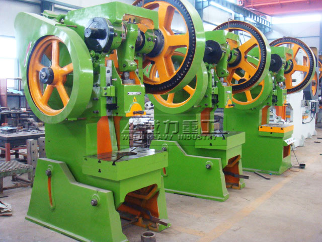 鋁合金外殼沖孔專用沖壓機床生產(chǎn)車間實拍圖