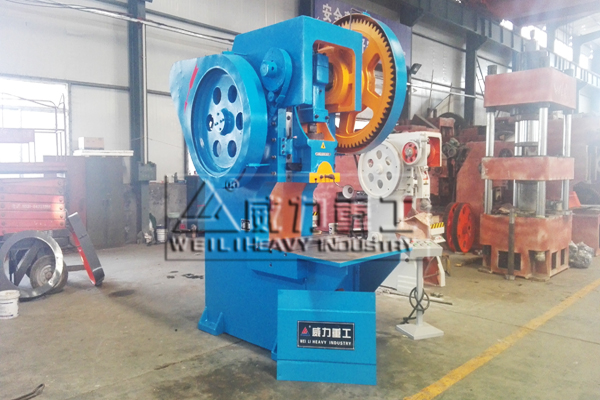 山東沖床廠160噸沖床生產完畢可以發貨