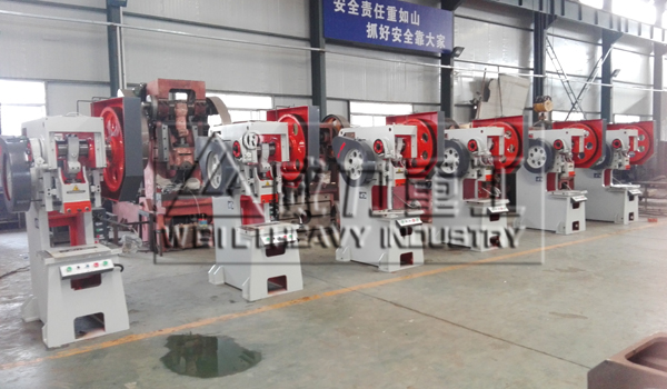 山東沖床廠-山東威力重工研制的25噸沖壓機床新型模具定位裝置是由定位標尺、移動主架及調節螺栓糾合而成,