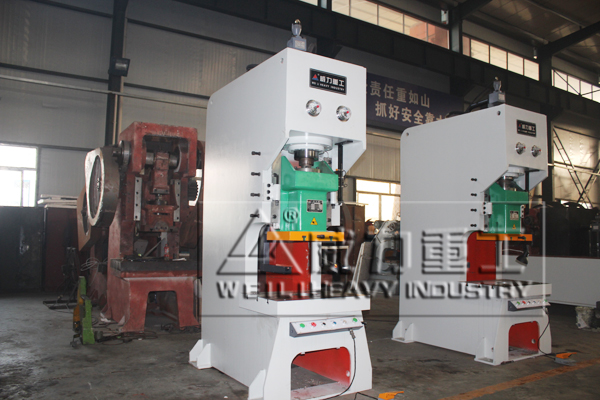 山東沖床廠150噸液壓沖孔機(jī)的特點(diǎn)        